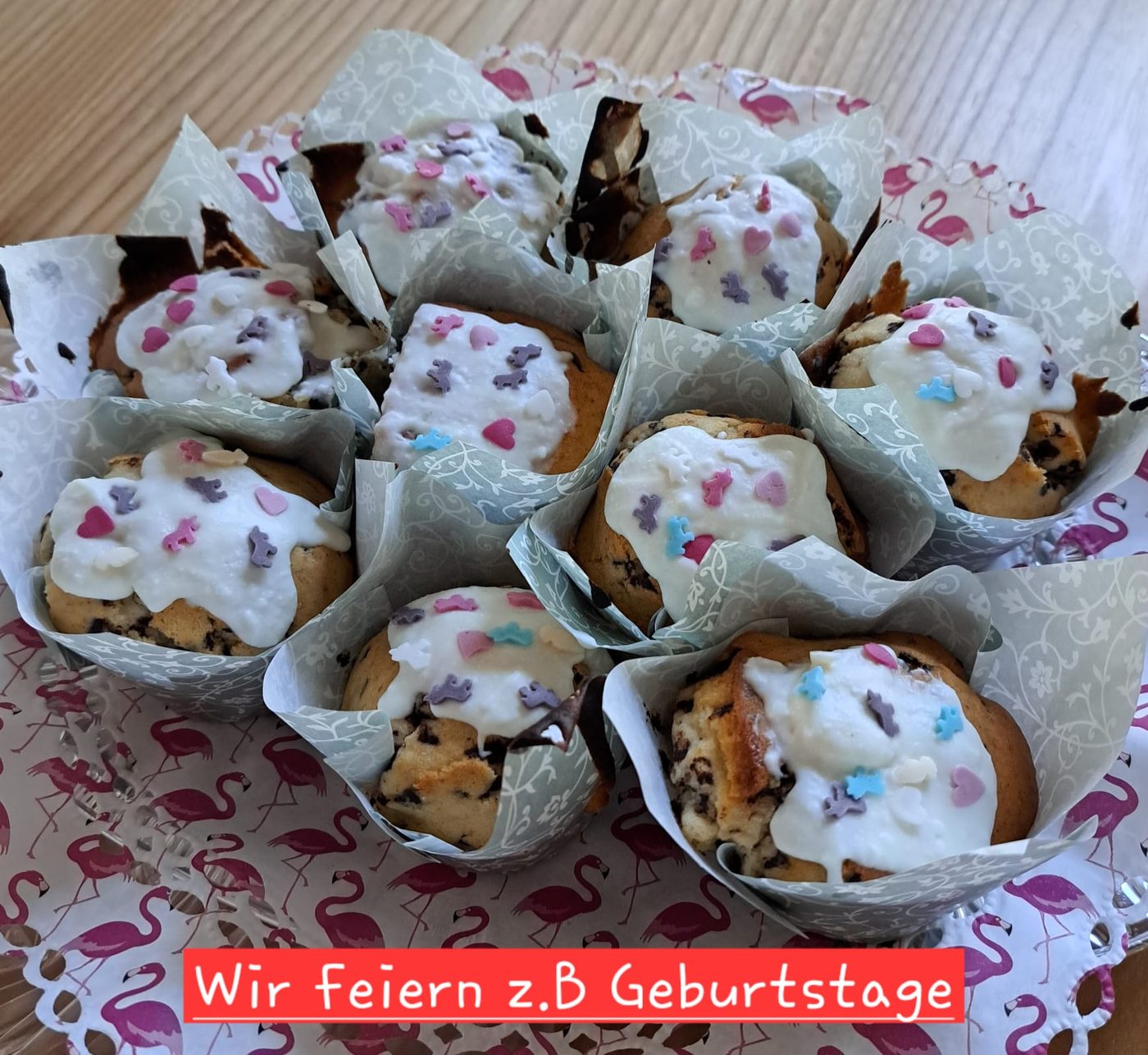 Mehrere verzierte Muffins mit Zuckerstreuseln auf einer Etagere.