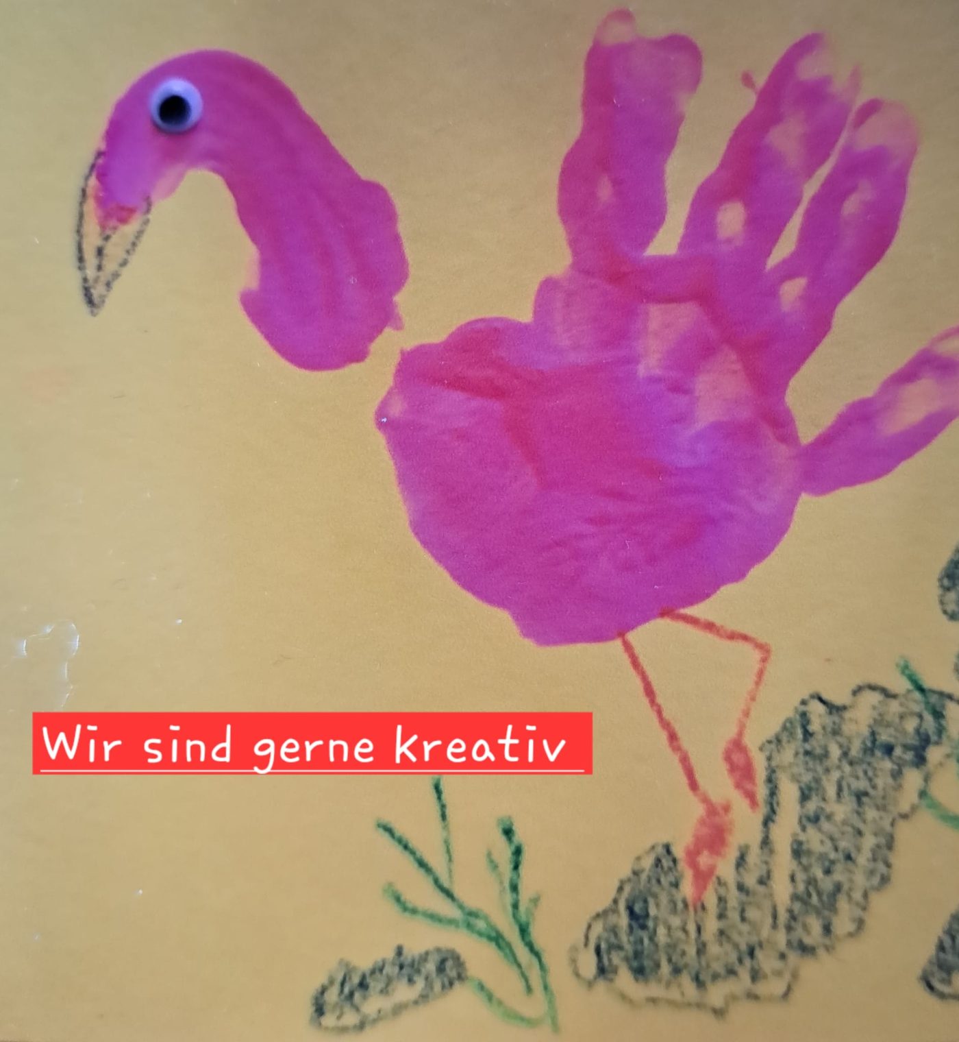 Gemaltes Bild eines Flamingos, gestaltet aus einem pinken Handabdruck.